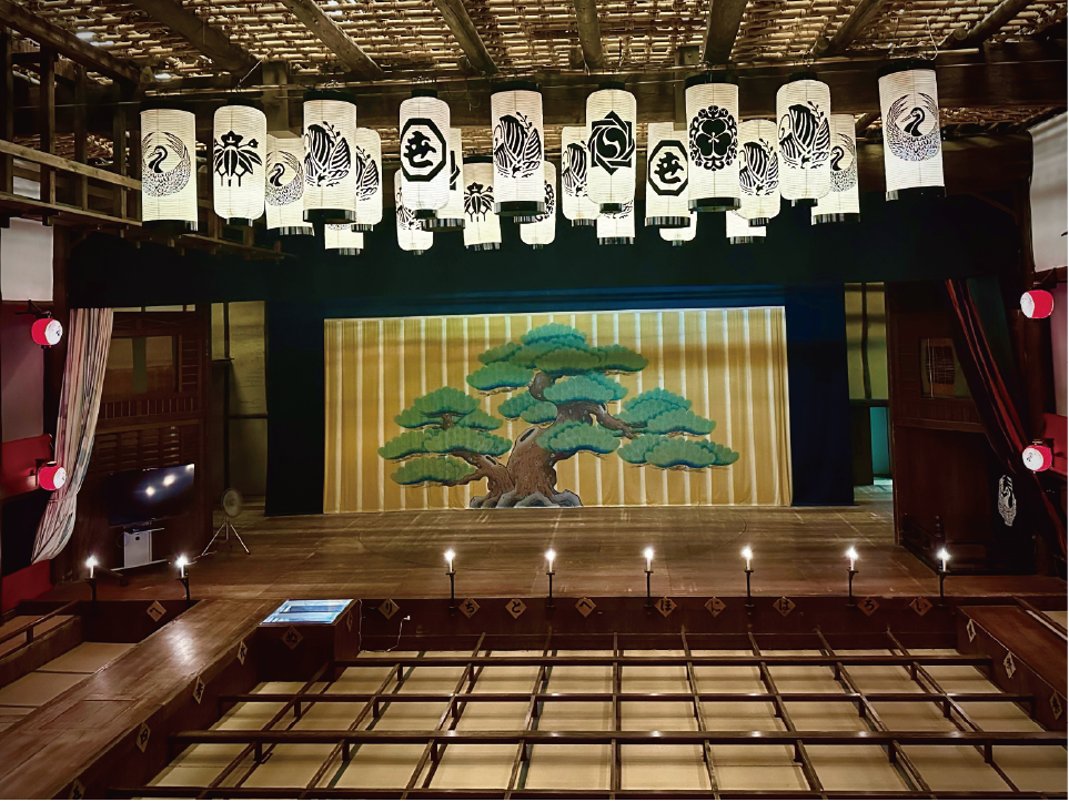 旧金毘羅大芝居の舞台機構を体験できる夜の劇場